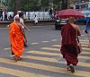 mniši na přechodu v Kandy